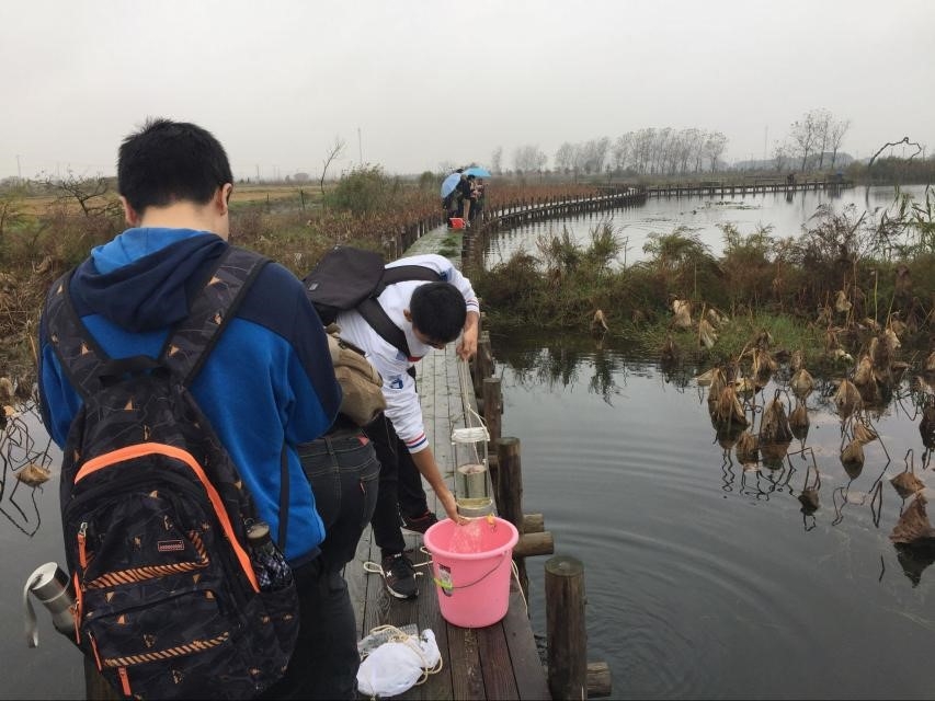 浮游动物组的同学在采集水样