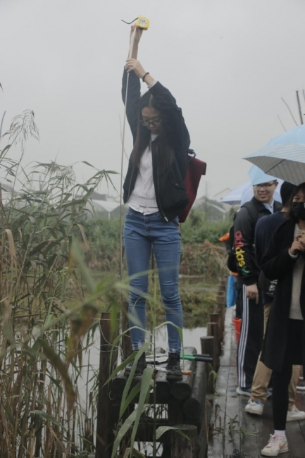 同学在测量挺水植物的高度